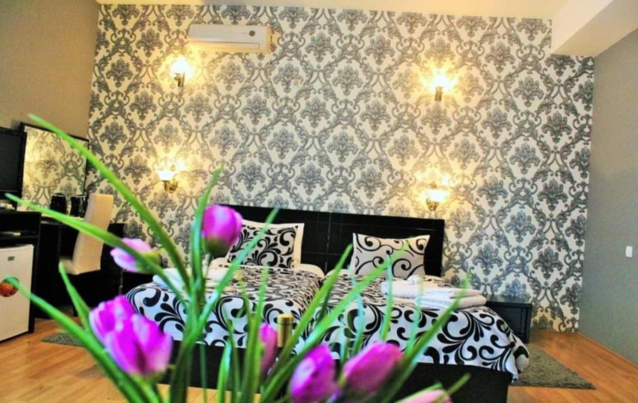 Отель Qeroli Old Town 3*